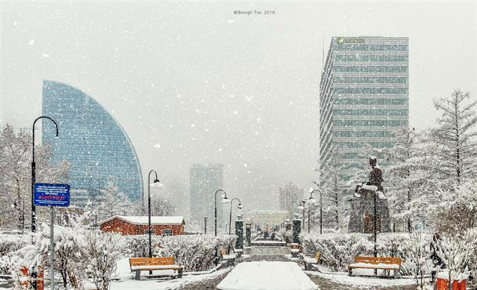 Яг одоо Улаанбаатар хотод орж буй цас өнөө оройн 23.00 цаг хүртэл үргэлжлэн орохыг цаг уурын байгууллагаас анхаарууллаа